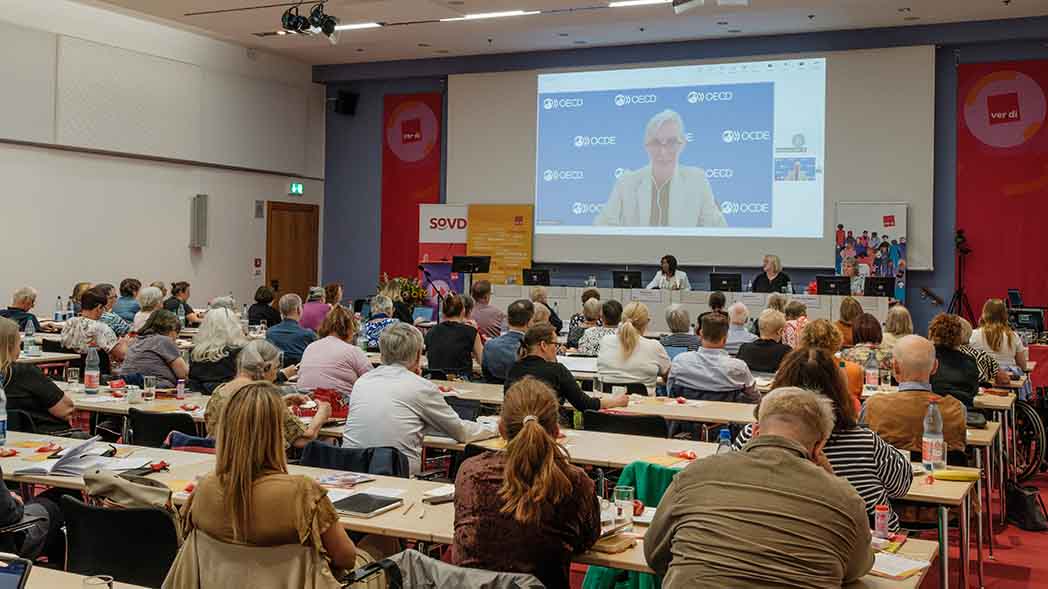 Per Video zugeschaltet war aus Paris Dr. Monika Queisser, Leiterin Sozialpolitik bei der OECD und Mitglied der Alterssicherungskommission.