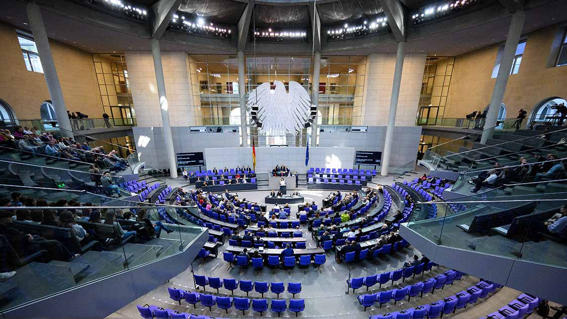 Blick in den Bundestag während einer Plenarsitzung.