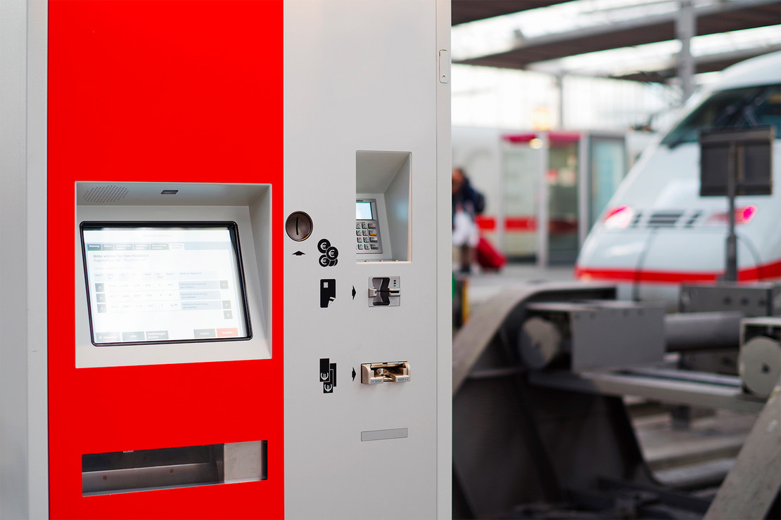 Fahrkartenautomat an einem Bahnhof